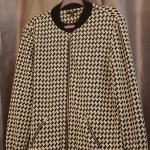 Black and white long sleeve houndstooth jacket.